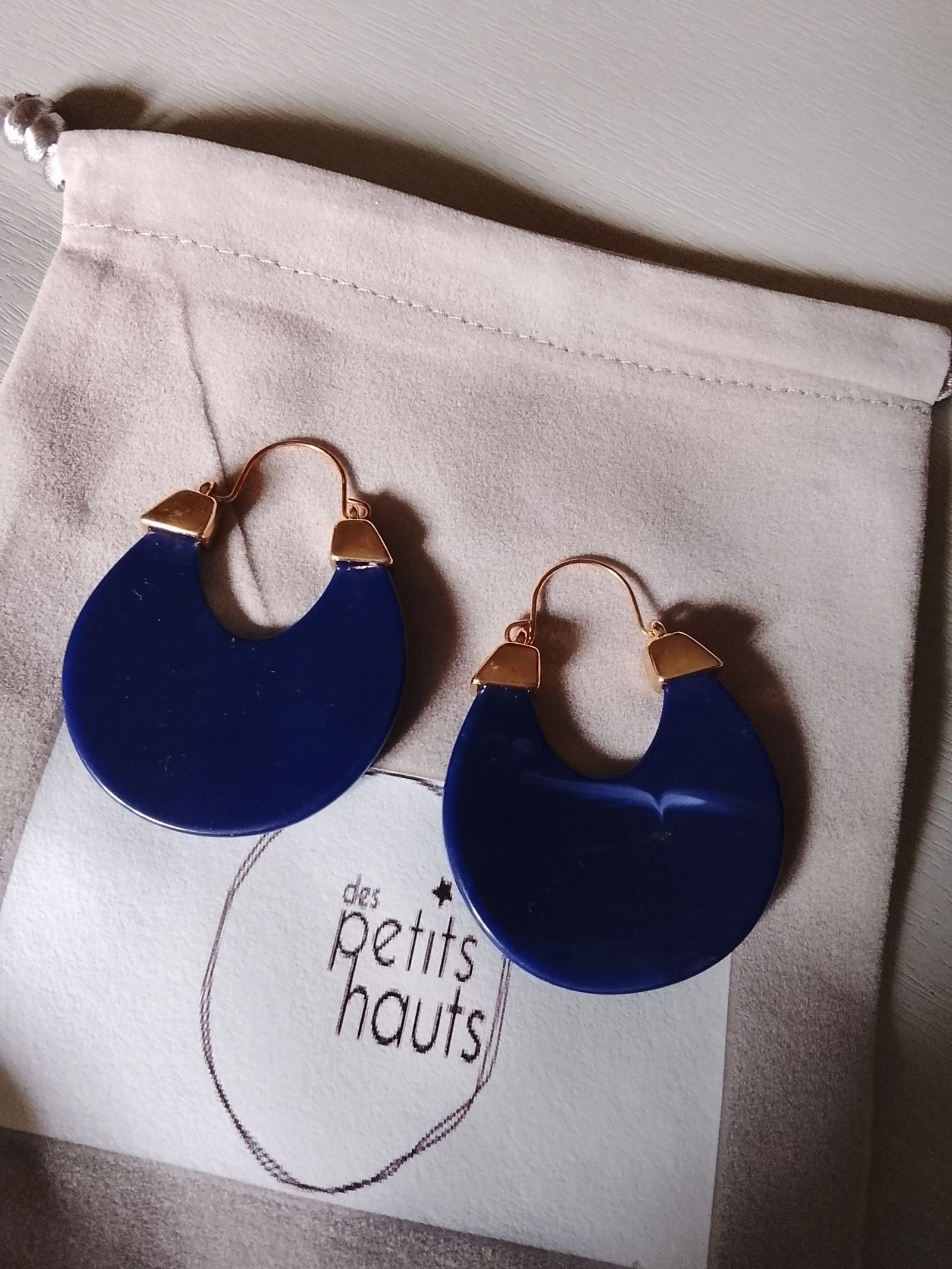 ♦DES PETITS HAUTS Pendientes de resina azul en muy buen estado ♦ – photo 2